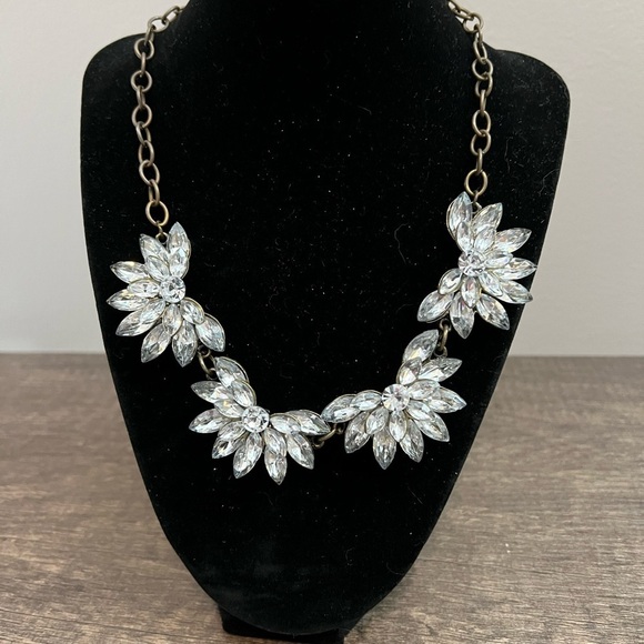 Jewelry - Elegant Crystal Flower Necklace 16” with 3.5” extender.